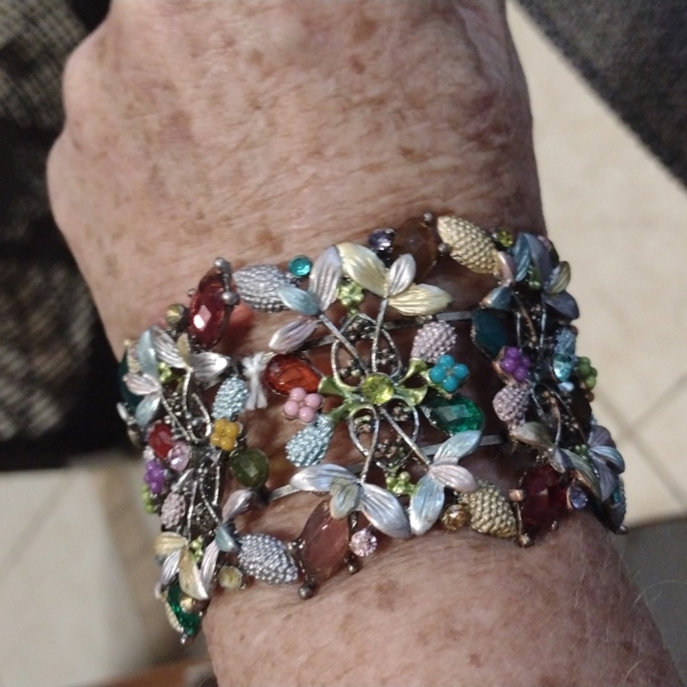 Bracelet with decorative colors, adjustable to fit any wrist